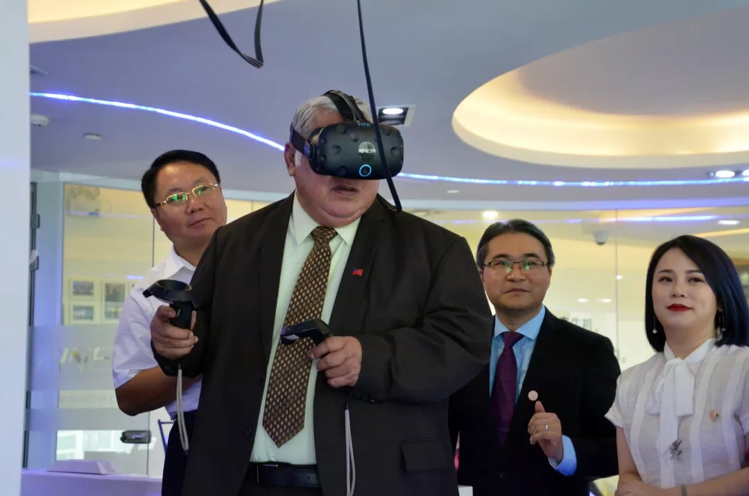 萨摩亚总理到访玖的 VR科技为“一带一路”添亮色 (6).jpg